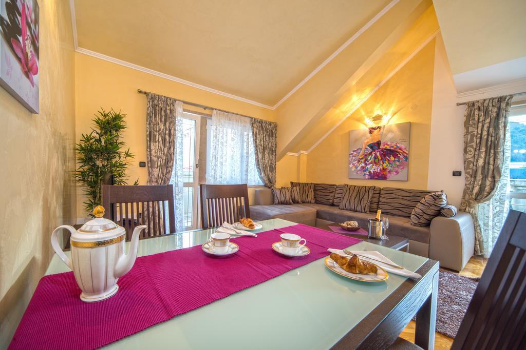 Apartments Anna โอมิช ภายนอก รูปภาพ