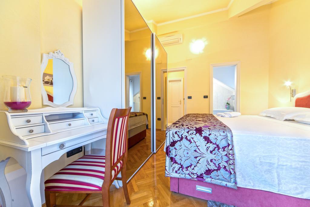 Apartments Anna โอมิช ภายนอก รูปภาพ