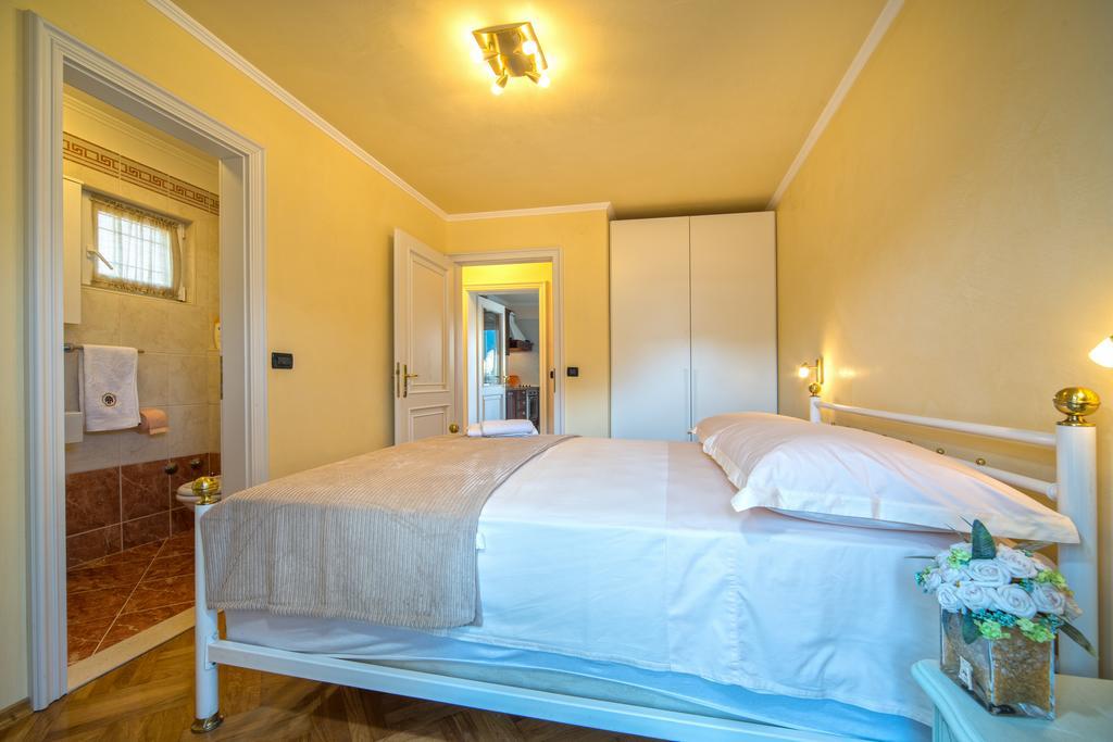 Apartments Anna โอมิช ภายนอก รูปภาพ