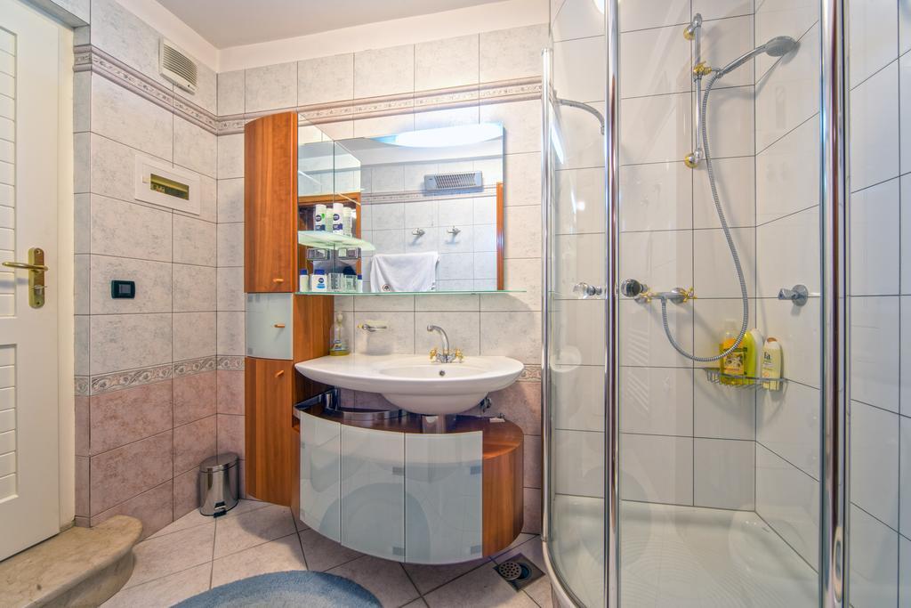 Apartments Anna โอมิช ภายนอก รูปภาพ